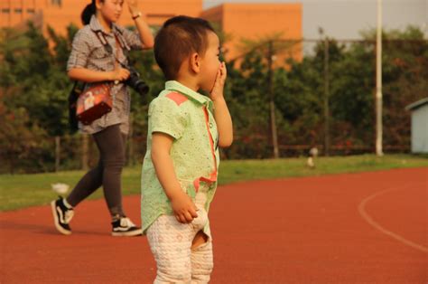 男孩尿褲子|孩子常常尿濕褲子，怎麼辦？